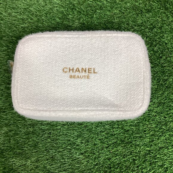 Chanel Holiday Makeup Bag - 2024 Snowflake Zipper - Picture 16 of 16